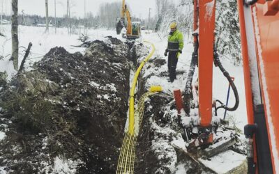 Kaapeleiden kaivuuta
